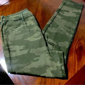 American Eagle plus size camouflage Jeggings